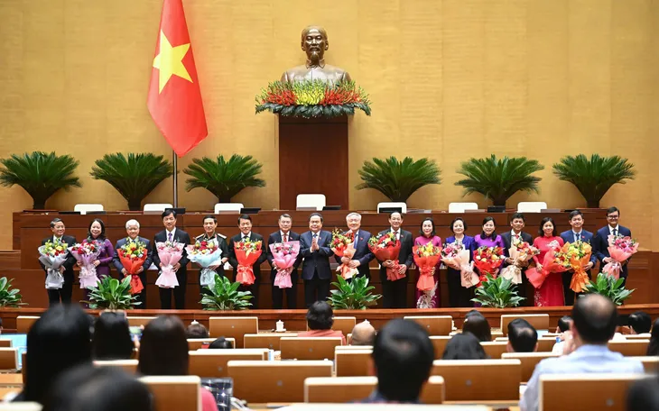 Chủ tịch Quốc hội, Chủ tịch Hội đồng bầu cử quốc gia Trần Thanh Mẫn tặng hoa các Phó Chủ tịch Hội đồng bầu cử quốc gia và Ủy viên Hội đồng bầu cử quốc gia Chủ tịch Quốc hội, Chủ tịch Hội đồng bầu cử quốc gia Trần Thanh Mẫn tặng hoa các Phó Chủ tịch Hội đồng bầu cử quốc gia và Ủy viên Hội đồng bầu cử quốc gia