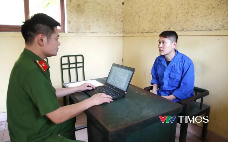 Cơ quan Cảnh sát điều tra lấy lời khai đối tượng Đinh Văn Vương. Ảnh: CACC Cơ quan Cảnh sát điều tra lấy lời khai đối tượng Đinh Văn Vương. Ảnh: CACC