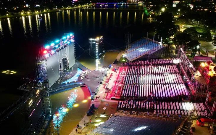 Sân khấu chung kết Hoa hậu Việt Nam 2024 được thiết kế nổi trên mặt nước sông Hương với khoảng 300 tấn thiết bị. (Ảnh: BTC) Sân khấu chung kết Hoa hậu Việt Nam 2024 được thiết kế nổi trên mặt nước sông Hương với khoảng 300 tấn thiết bị. (Ảnh: BTC)