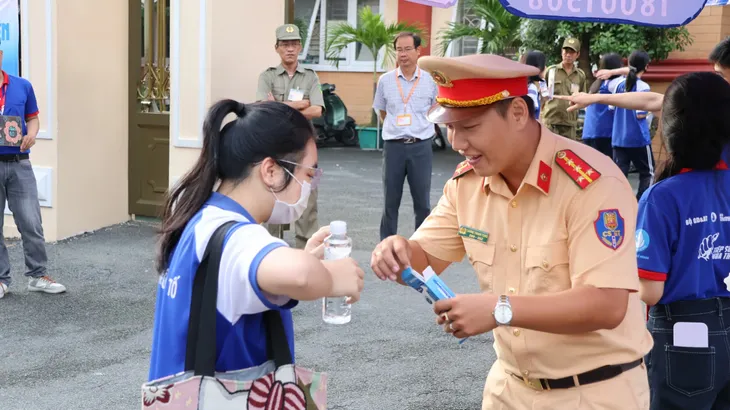 Phân luồng giao thông, đồng hành cùng kỳ thi Tốt nghiệp THPT 2025- Ảnh 4. Phân luồng giao thông, đồng hành cùng kỳ thi Tốt nghiệp THPT 2025 - Ảnh 4.