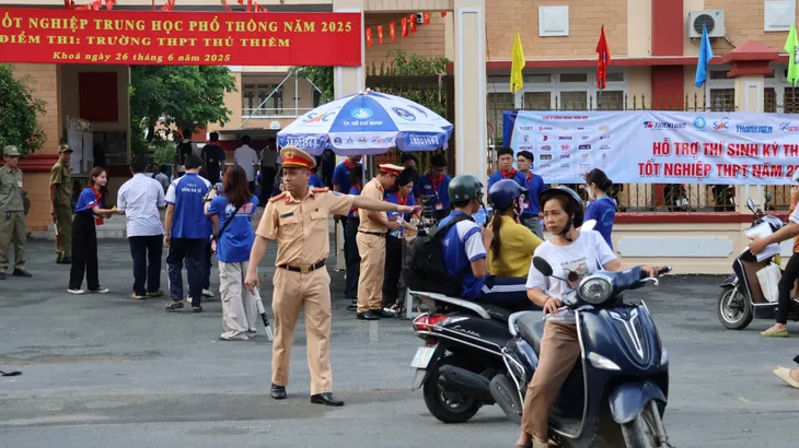 Phân luồng giao thông, đồng hành cùng kỳ thi Tốt nghiệp THPT 2025- Ảnh 3. Phân luồng giao thông, đồng hành cùng kỳ thi Tốt nghiệp THPT 2025 - Ảnh 3.