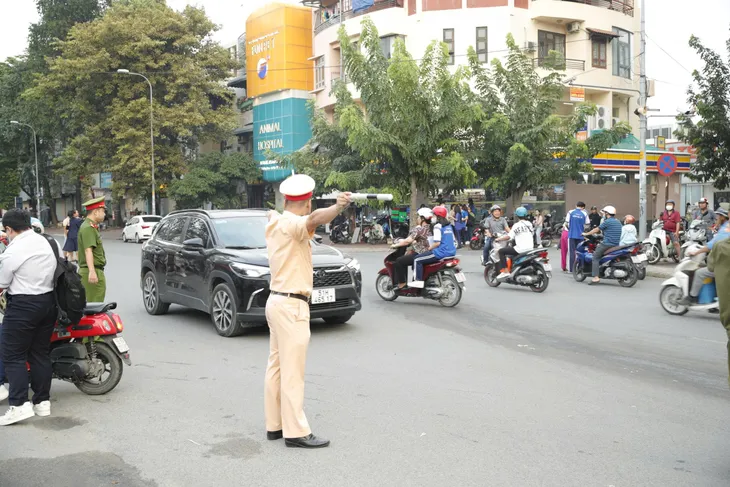Phân luồng giao thông, đồng hành cùng kỳ thi Tốt nghiệp THPT 2025- Ảnh 1. Phân luồng giao thông, đồng hành cùng kỳ thi Tốt nghiệp THPT 2025 - Ảnh 1.