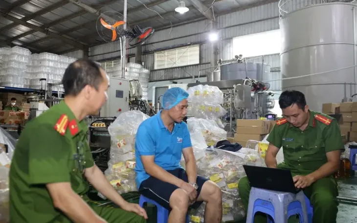 Lực lượng Công an làm việc với Công ty Trách nhiệm hữu hạn Sản xuất và Xuất nhập khẩu Nhật Minh Food. (Ảnh: TTXVN)