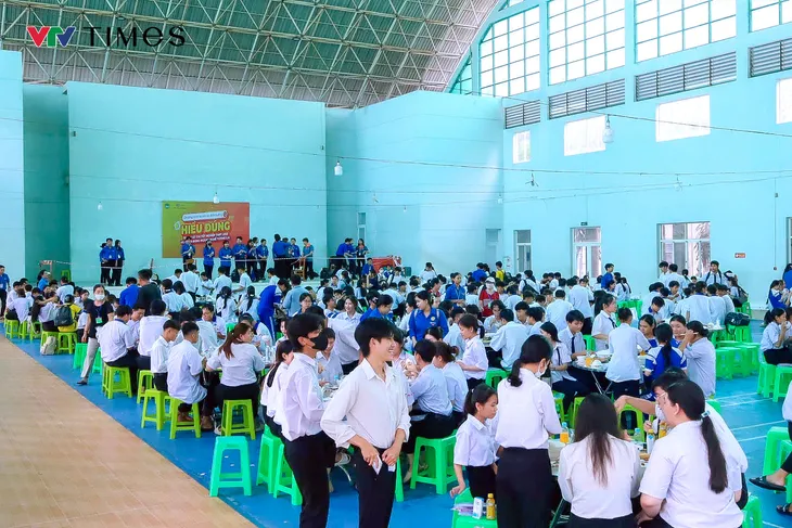 Những bữa ăn miễn phí, ấm lòng trong mùa thi- Ảnh 1.