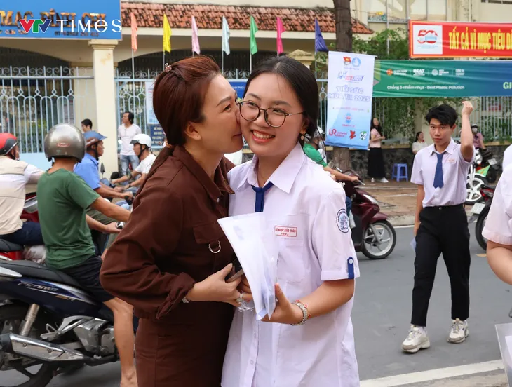 Cần Thơ: Giáo viên và thí sinh nhận định đề thi Ngữ văn bám sát định hướng đổi mới giáo dục, giàu tính nhân văn- Ảnh 2. Cần Thơ: Giáo viên và thí sinh nhận định đề thi Ngữ văn bám sát định hướng đổi mới giáo dục, giàu tính nhân văn- Ảnh 2.