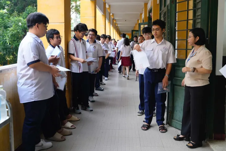 Kỳ thi tốt nghiệp THPT 2025: Không khí sôi động trước giờ G- Ảnh 3. Kỳ thi tốt nghiệp THPT 2025: Không khí sôi động trước giờ G- Ảnh 3.
