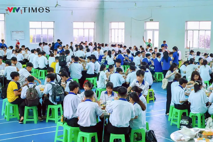 Những bữa ăn miễn phí, ấm lòng trong mùa thi- Ảnh 2.