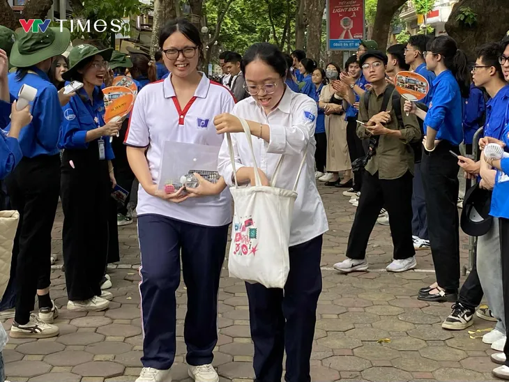 Đề Toán thi tốt nghiệp THPT 2025 gắn với thực tế, dự đoán nhiều điểm 7- Ảnh 2. Đề Toán thi tốt nghiệp THPT 2025 gắn với thực tế, dự đoán nhiều điểm 7- Ảnh 2.