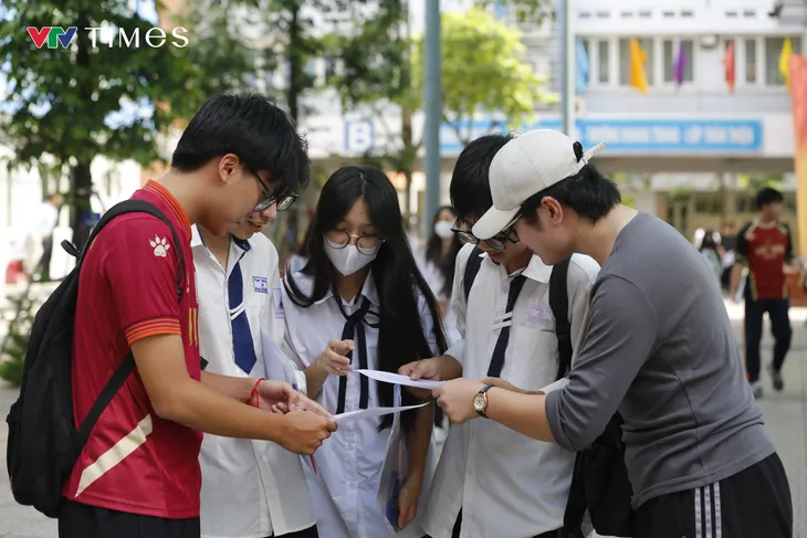 Chiều nay (26/6), hơn 1,15 triệu thí sinh cả nước làm bài thi Toán - Ảnh 2.