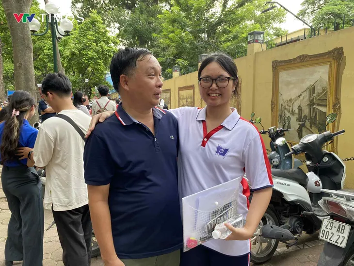 Đề Toán thi tốt nghiệp THPT 2025 gắn với thực tế, dự đoán nhiều điểm 7- Ảnh 5. Đề Toán thi tốt nghiệp THPT 2025 gắn với thực tế, dự đoán nhiều điểm 7- Ảnh 5.