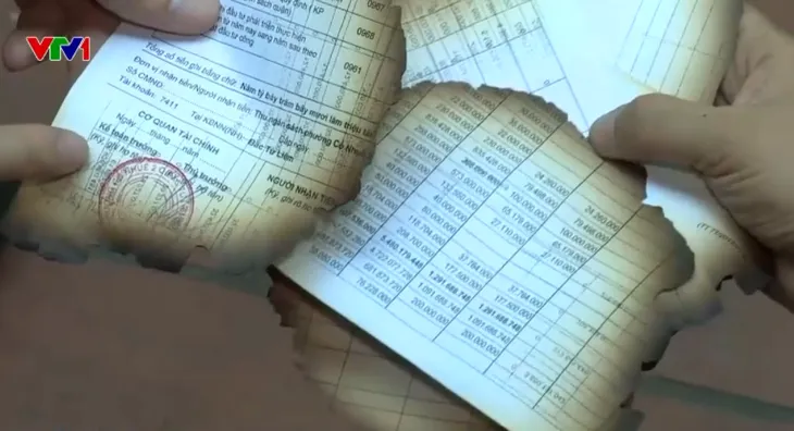 Hà Nội: Phát hiện tài liệu tài chính bị đốt gần UBND phường, có dấu đỏ, hóa đơn năm 2025 - Ảnh 3.