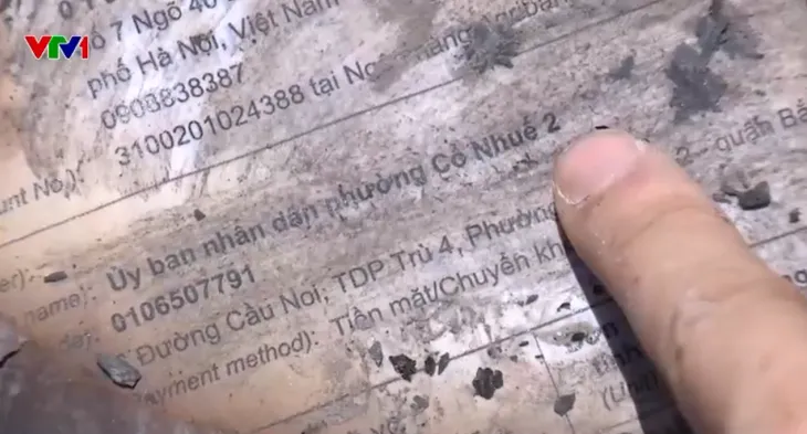 Hà Nội: Phát hiện tài liệu tài chính bị đốt gần UBND phường, có dấu đỏ, hóa đơn năm 2025 - Ảnh 4.