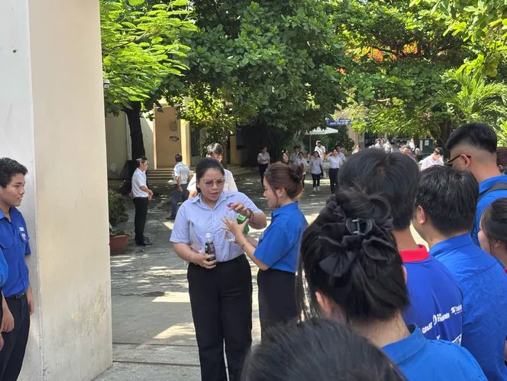 Ngày thi đầu tiên tại Khánh Hòa: An toàn, nghiêm túc và những dư âm từ đề văn 'bầu trời Tổ quốc'.- Ảnh 5. Ngày thi đầu tiên tại Khánh Hòa: An toàn, nghiêm túc và những dư âm từ đề văn 'bầu trời Tổ quốc'.- Ảnh 5.