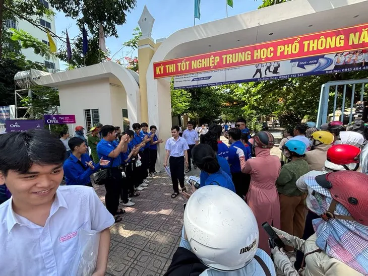 Ngày thi đầu tiên tại Khánh Hòa: An toàn, nghiêm túc và những dư âm từ đề văn 'bầu trời Tổ quốc'.- Ảnh 1. Ngày thi đầu tiên tại Khánh Hòa: An toàn, nghiêm túc và những dư âm từ đề văn 'bầu trời Tổ quốc'.- Ảnh 1.