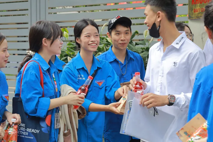 Sắc xanh tình nguyện mùa thi: Tiếp sức không chỉ bằng hành động, mà bằng cả trái tim - Ảnh 6.