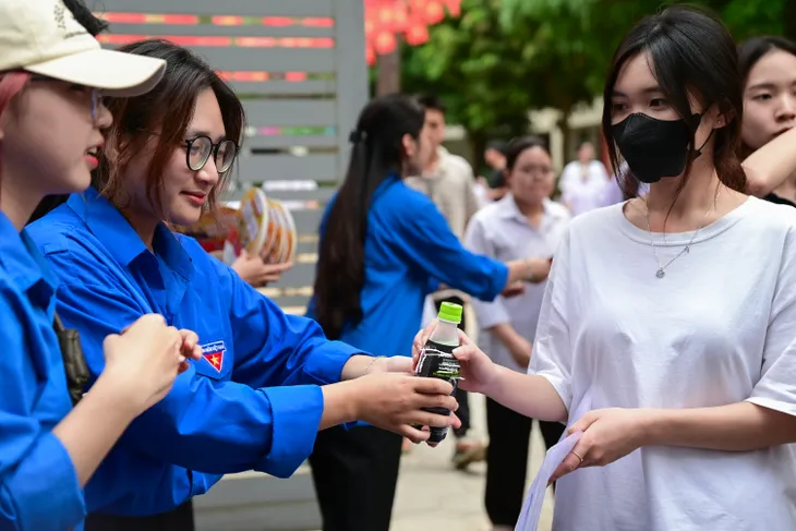 Sắc xanh tình nguyện mùa thi: Tiếp sức không chỉ bằng hành động, mà bằng cả trái tim - Ảnh 1.