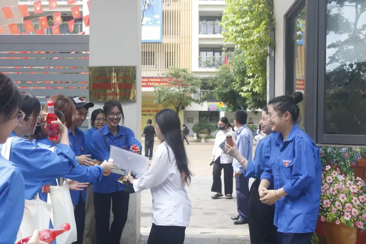 Sắc xanh tình nguyện mùa thi: Tiếp sức không chỉ bằng hành động, mà bằng cả trái tim - Ảnh 3.