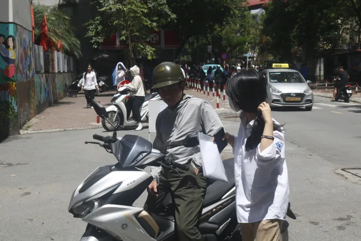 Sắc xanh tình nguyện mùa thi: Tiếp sức không chỉ bằng hành động, mà bằng cả trái tim - Ảnh 5.
