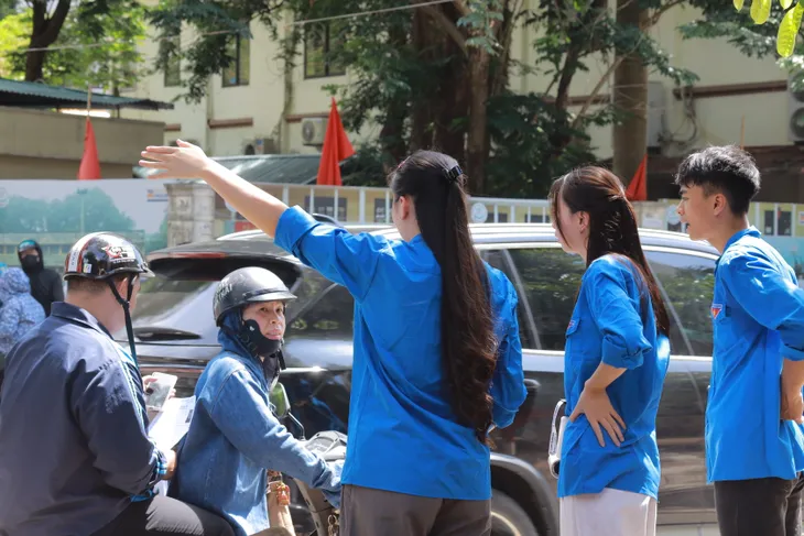 Sắc xanh tình nguyện mùa thi: Tiếp sức không chỉ bằng hành động, mà bằng cả trái tim - Ảnh 4.