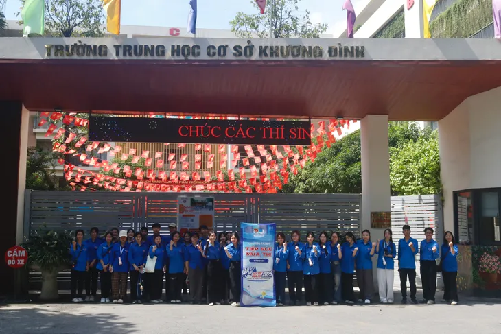 Sắc xanh tình nguyện mùa thi: Tiếp sức không chỉ bằng hành động, mà bằng cả trái tim - Ảnh 7.