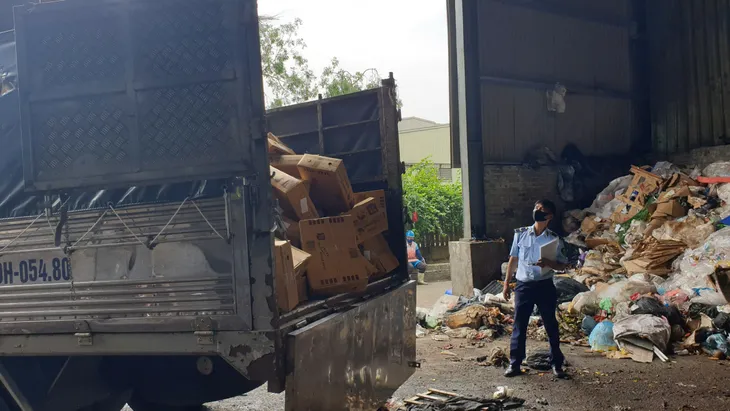 Tiêu hủy hơn 2,5 tấn nấm kim châm quá hạn tại kho hàng ở Hà Nội - Ảnh 1.