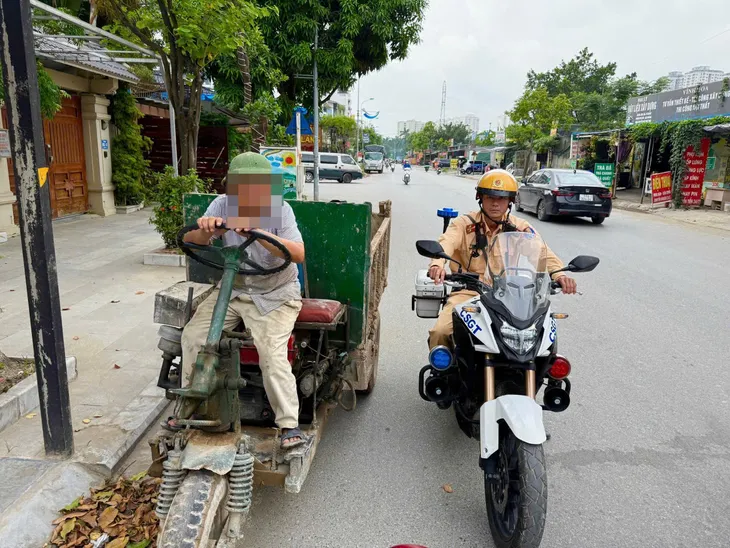 Xe tự chế "cõng" hàng dài lạng lách giữa phố, CSGT Hà Nội vào cuộc quyết liệt - Ảnh 2.