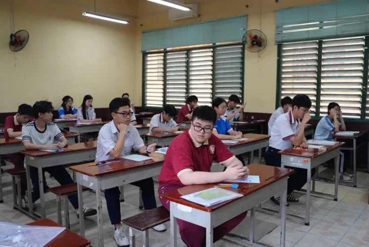 Kỳ thi tốt nghiệp THPT 2025: Không khí sôi động trước giờ G- Ảnh 6. Kỳ thi tốt nghiệp THPT 2025: Không khí sôi động trước giờ G- Ảnh 6.