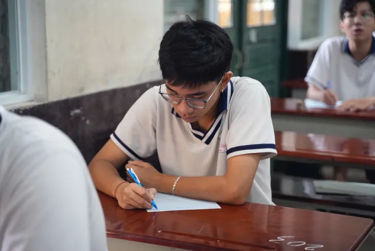 Kỳ thi tốt nghiệp THPT 2025: Không khí sôi động trước giờ G- Ảnh 5. Kỳ thi tốt nghiệp THPT 2025: Không khí sôi động trước giờ G- Ảnh 5.