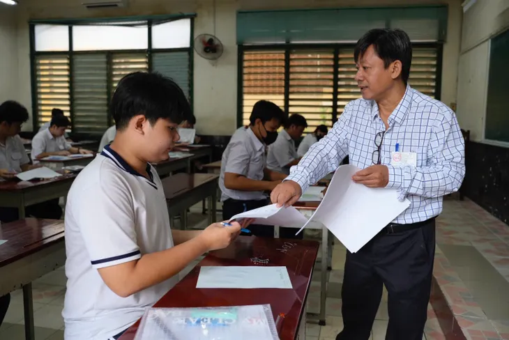 Kỳ thi tốt nghiệp THPT 2025: Không khí sôi động trước giờ G- Ảnh 4. Kỳ thi tốt nghiệp THPT 2025: Không khí sôi động trước giờ G- Ảnh 4.