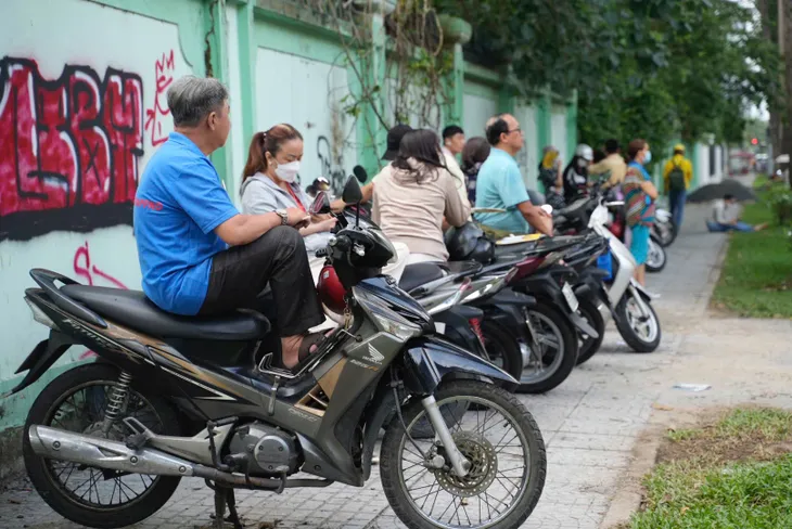 Kỳ thi tốt nghiệp THPT 2025: Không khí sôi động trước giờ G- Ảnh 11. Kỳ thi tốt nghiệp THPT 2025: Không khí sôi động trước giờ G- Ảnh 11.