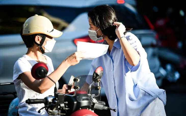 Cha mẹ dặn dò con trước lúc vào điểm thi Cha mẹ dặn dò con trước lúc vào điểm thi