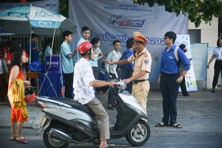 Thí sinh Đà Nẵng bắt đầu môn thi đầu tiên kỳ thi tốt nghiệp THPT 2025 - Ảnh 4.