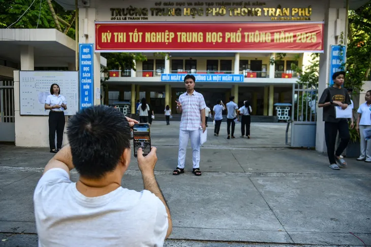 Thí sinh Đà Nẵng bắt đầu môn thi đầu tiên kỳ thi tốt nghiệp THPT 2025 - Ảnh 1.