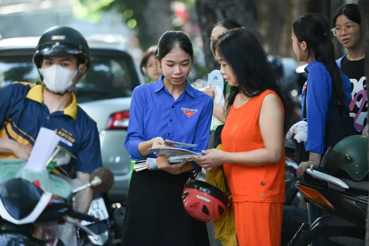 Thí sinh Đà Nẵng bắt đầu môn thi đầu tiên kỳ thi tốt nghiệp THPT 2025 - Ảnh 2.