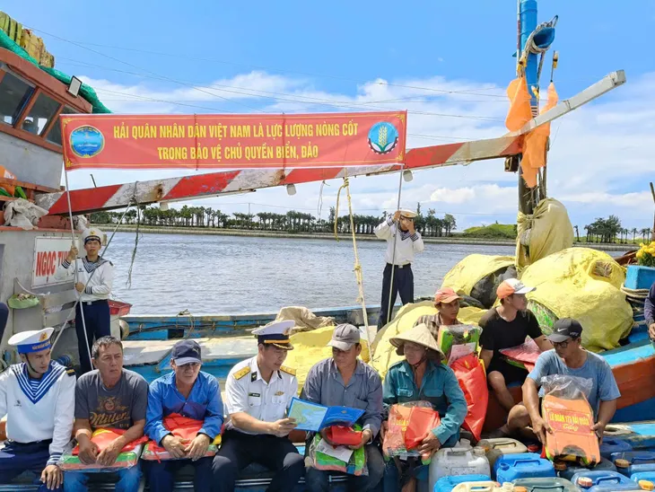 Điểm tựa vững chắc nơi trùng khơi - Ảnh 3.
