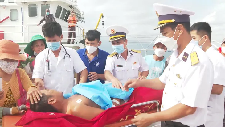 Điểm tựa vững chắc nơi trùng khơi - Ảnh 1.