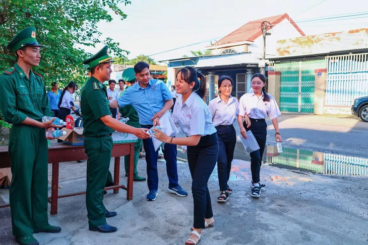 Ngày thi đầu tiên tại Khánh Hòa: An toàn, nghiêm túc và những dư âm từ đề văn 'bầu trời Tổ quốc'.- Ảnh 6. Ngày thi đầu tiên tại Khánh Hòa: An toàn, nghiêm túc và những dư âm từ đề văn 'bầu trời Tổ quốc'.- Ảnh 6.