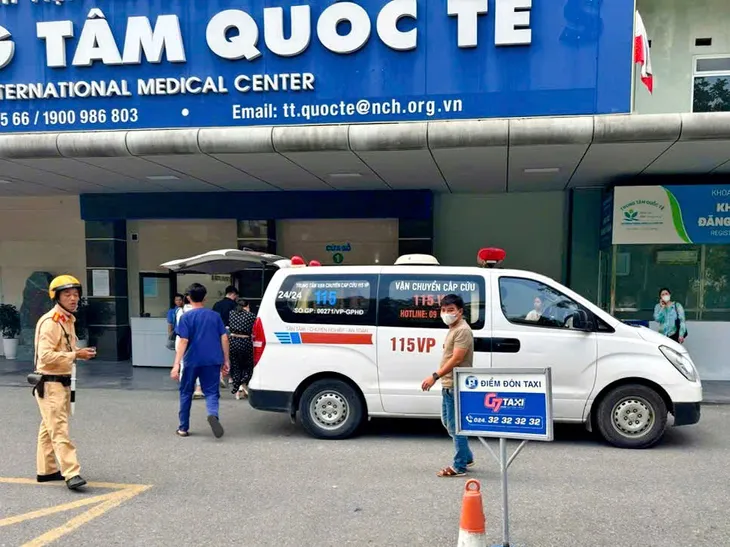 CSGT Hà Nội dùng xe chuyên dụng mở đường đưa cháu bé sốt cao đi cấp cứu kịp thời - Ảnh 2.