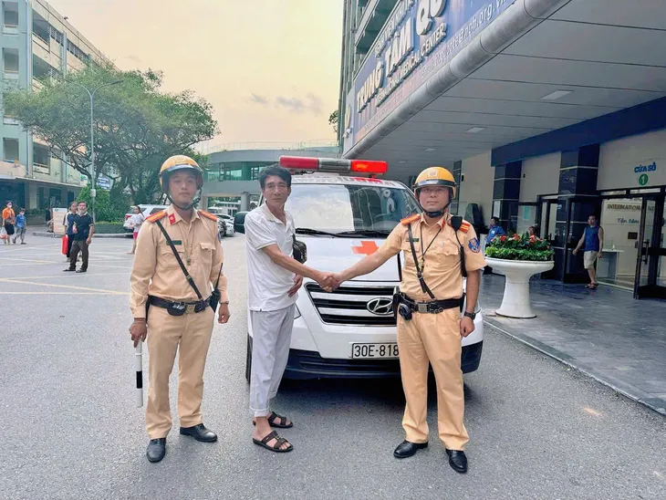 CSGT Hà Nội dùng xe chuyên dụng mở đường đưa cháu bé sốt cao đi cấp cứu kịp thời - Ảnh 1.