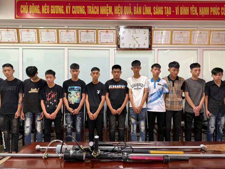 Nhóm thanh thiếu niên cầm kiếm dạo phố, quay clip đăng TikTok - Ảnh 1.