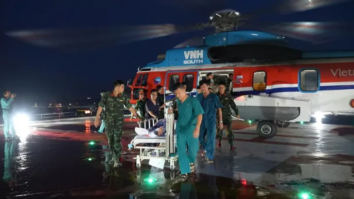Cứu sống ngư dân bị thủng tạng trên biển - Ảnh 1.