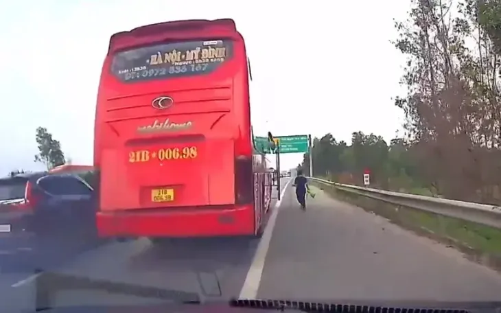Thời điểm xe khách dừng đón khách trên cao tốc. (Ảnh: CA) Thời điểm xe khách dừng đón khách trên cao tốc. (Ảnh: CA)