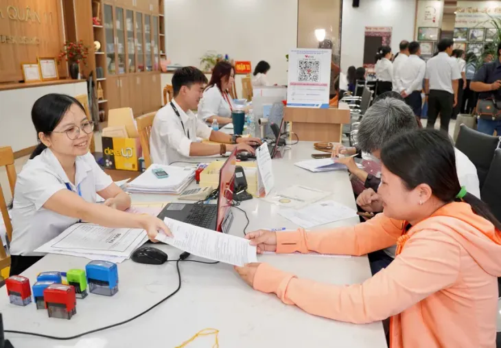Người dân không phải đi xa làm thủ tục hành chính sau sáp nhập - Ảnh 1.