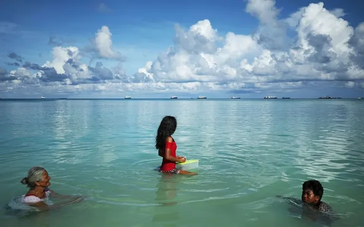 Người dân bơi trong đầm phá ở Funafuti, Tuvalu ngày 28/11/2019. (Ảnh: Mario Tama/Getty Images)