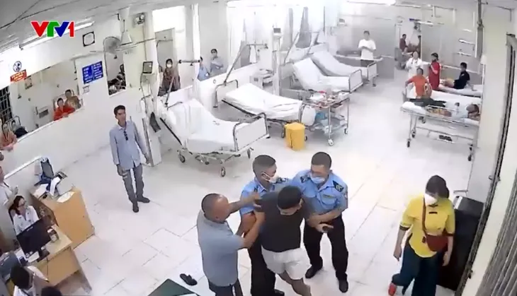 Liên tiếp các vụ hành hung bác sĩ, nhân viên y tế: Lo lắng và áp lực khi làm việc - Ảnh 1.