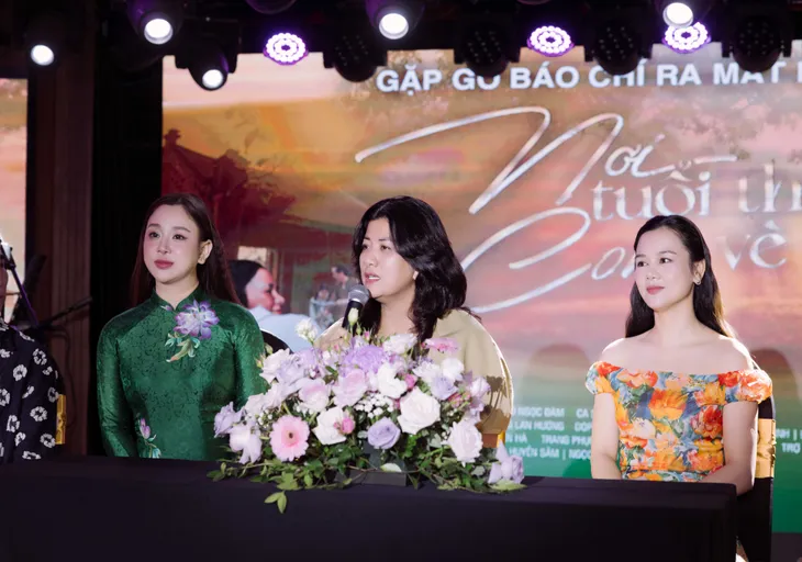 Sao mai Phương Nga tìm về mạch nguồn dân gian với MV Nơi tuổi thơ con về - Ảnh 2.