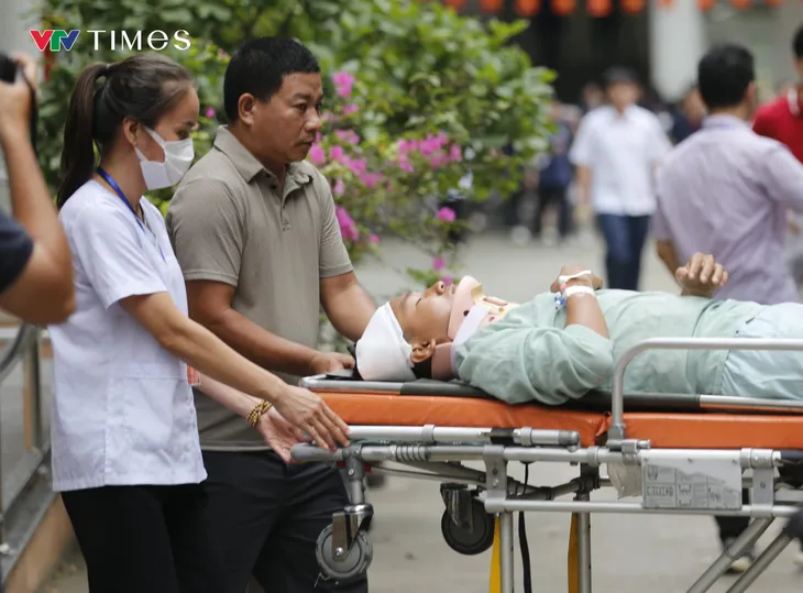 Hà Nội: Thí sinh nằm cáng vào phòng thi, quyết vào đại học- Ảnh 2. Hà Nội: Thí sinh nằm cáng vào phòng thi, quyết vào đại học- Ảnh 2.