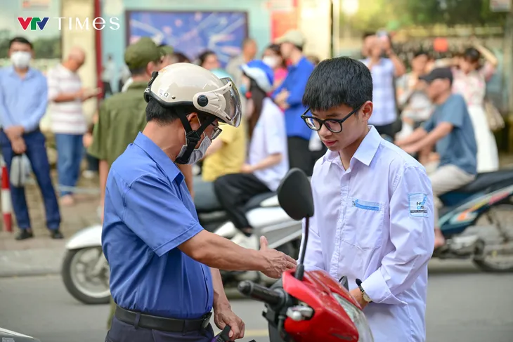 Phụ huynh 'chia lửa', đợi con thi tốt nghiệp THPT- Ảnh 1. Phụ huynh 'chia lửa', đợi con thi tốt nghiệp THPT- Ảnh 1.