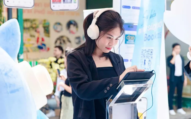 Tham gia cuộc thi Viết chữa lành, các tác giả có cơ hội tiếp cận trực tiếp với quy trình tạo ra một cuốn sách nói hoàn chỉnh – từ khâu viết, đăng tải, cho đến chuyển thể thành audio. Tham gia cuộc thi Viết chữa lành, các tác giả có cơ hội tiếp cận trực tiếp với quy trình tạo ra một cuốn sách nói hoàn chỉnh – từ khâu viết, đăng tải, cho đến chuyển thể thành audio.