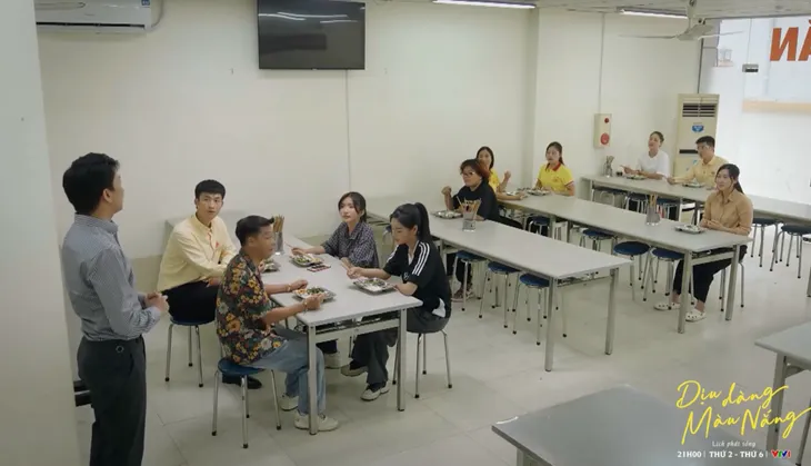 Dịu dàng màu nắng - Tập 19: Tình cũ gọi điện quấy rối, Lan Anh cảm thấy bất an - Ảnh 2.